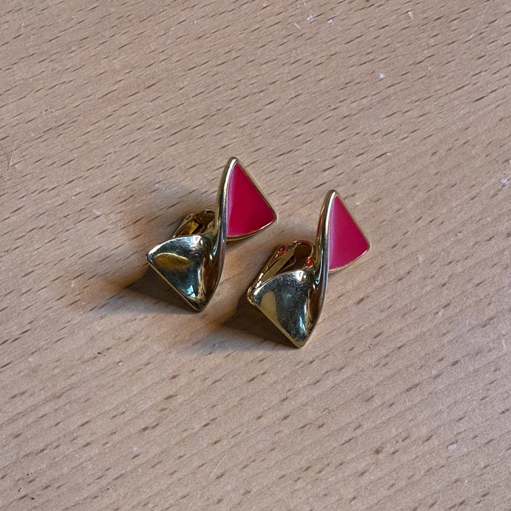 Avon Vintage Gold-tone and Fuschia Pink Enamel Bow Twist Stud Earrings